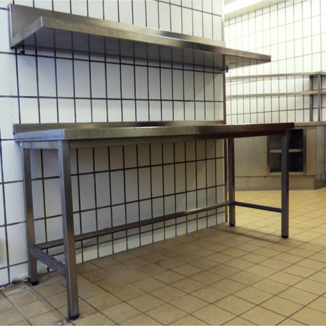 Arbeitstisch mit Ablageboard | Gebrauchtware  | Artikelnummer: 4656-8053-5541