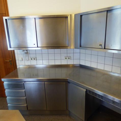 Edelstahl-Arbeitstresen | Gebrauchtware | inkl. Hängeschränke | Artikelnummer: GASTRO-GR-AT