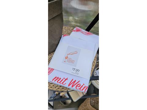 Küchenhandtuch „Mit Wein“ – Stilvoll genießen & praktisch im Alltag | Artikelnummer: 6234-8770-1719