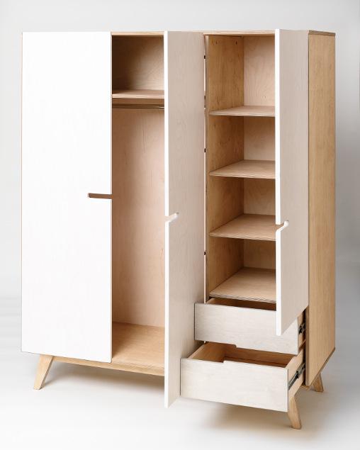 Geräumiger Kleiderschrank aus Holz skandinavisches Design