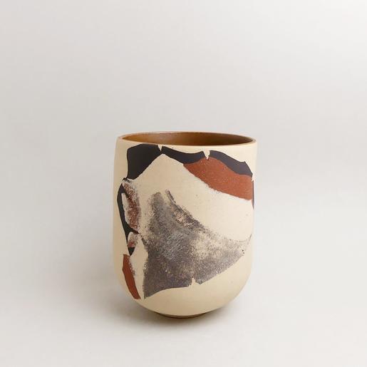 Runder Blumentopf aus Keramik mit abstrakten schwarzen, braunen und grauen Mustern auf hellem Grund von Komito Ceramics - The Botanical Room