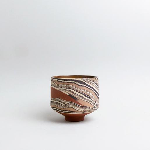 Runder Blumentopf aus Terrakotta mit weiß-schwarzem geometrischem Streifenmuster von Komito Ceramics - The Botanical Room