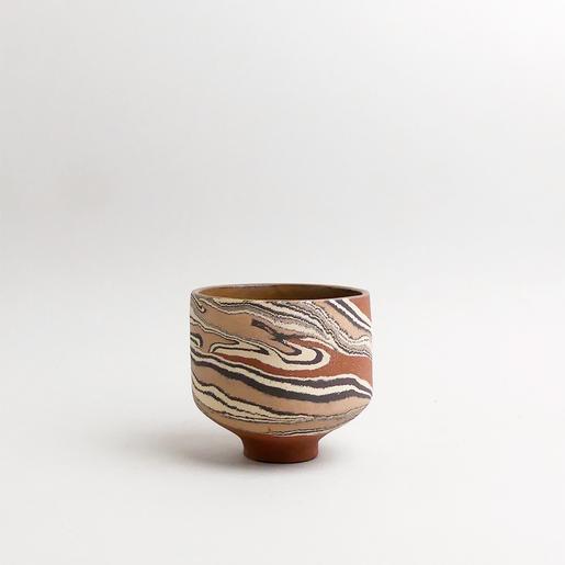 Runder Blumentopf aus Terrakotta mit weiß-schwarzem geometrischem Streifenmuster von Komito Ceramics - The Botanical Room