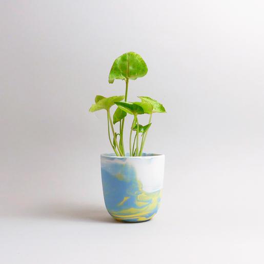 Handgefertigte Porzellan-Tasse von MK Studio mit Wellenstruktur, außen matt, innen glasiert, mit Farbverläufen aus eingefärbtem Porzellan.