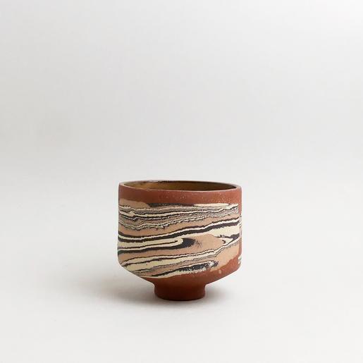 Runder Blumentopf von Komito Ceramics mit abstraktem schwarz-weißem Muster auf hellem Grund und kleinem Fuß - The Botanical Room