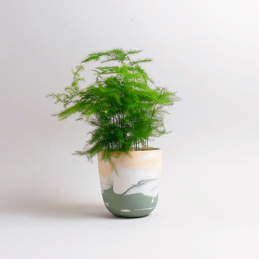Handgefertigte Porzellan-Tasse von MK Studio mit Wellenstruktur, außen matt, innen glasiert, mit Farbverläufen aus eingefärbtem Porzellan.