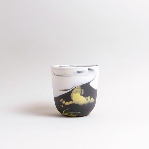 Handgefertigte Porzellan-Tasse von MK Studio mit Wellenstruktur, außen matt, innen glasiert, mit Farbverläufen aus eingefärbtem Porzellan.