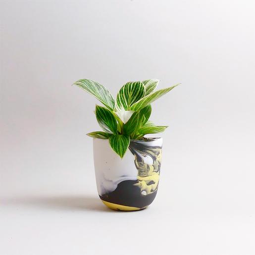Handgefertigte Porzellan-Tasse von MK Studio mit Wellenstruktur, außen matt, innen glasiert, mit Farbverläufen aus eingefärbtem Porzellan.