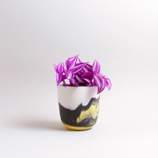 Handgefertigte Porzellan-Tasse von MK Studio mit Wellenstruktur, außen matt, innen glasiert, mit Farbverläufen aus eingefärbtem Porzellan.
