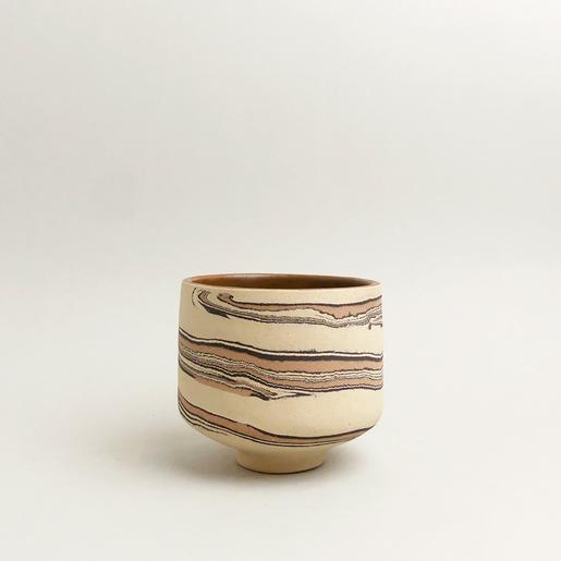 Handgefertigter Blumentopf aus Keramik mit unregelmäßigen, horizontal verlaufenden braunen und schwarzen Streifen von Komito Ceramics - The Botanical Room
