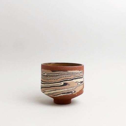 Runder Blumentopf von Komito Ceramics mit abstraktem schwarz-weißem Muster auf hellem Grund und kleinem Fuß - The Botanical Room