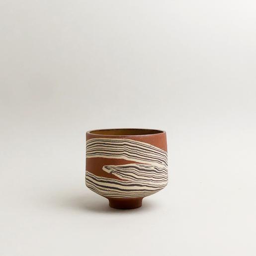 Runder Blumentopf aus Terrakotta mit weiß-schwarzem geometrischem Streifenmuster von Komito Ceramics - The Botanical Room