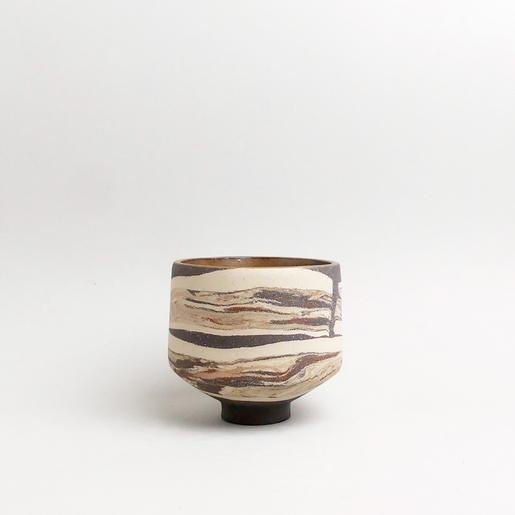 Runder Blumentopf von Komito Ceramics mit abstraktem schwarz-weißem Muster auf hellem Grund und kleinem Fuß - The Botanical Room