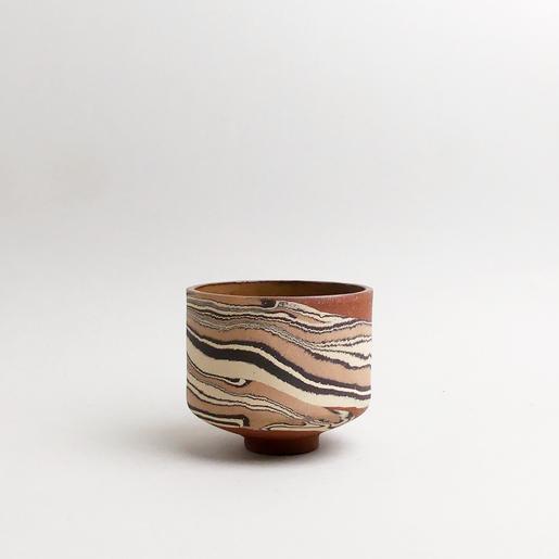 Handgefertigter Blumentopf aus Keramik mit unregelmäßigen, horizontal verlaufenden braunen und schwarzen Streifen von Komito Ceramics - The Botanical Room