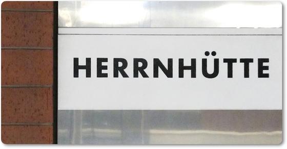U-Bahn-Magnet Nuernberg Herrnhuette der Linie U2 in der originalgetreuen Stations-Gestaltung - grau-weisser Hintergund mit angrenzenden ziegelfarbenen Kacheln - schwarze Schrift auf weissem Schild