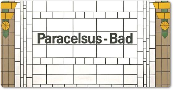 U-Bahnhof Paracelsus-Bad - schwarze Schrift auf weißem Kachelhintergrund