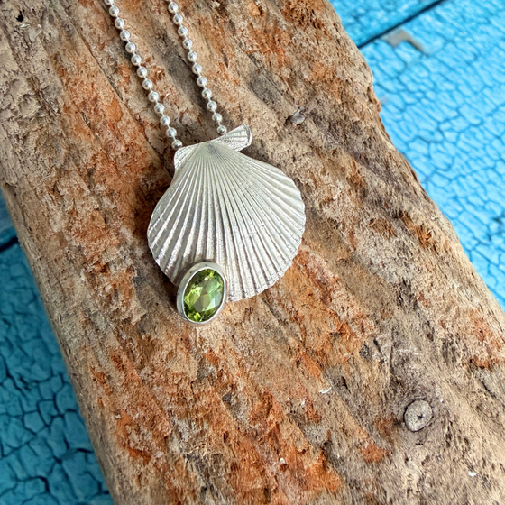 Anhaenger_Muschel_Peridot_silber