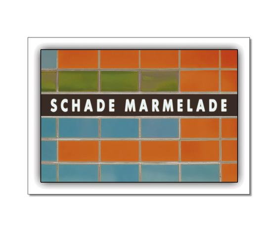 Postkarte "Schade Marmelade" - Fliesen in orange, grün und blau - auf schwarzen Schild Wort in weißer Schrift