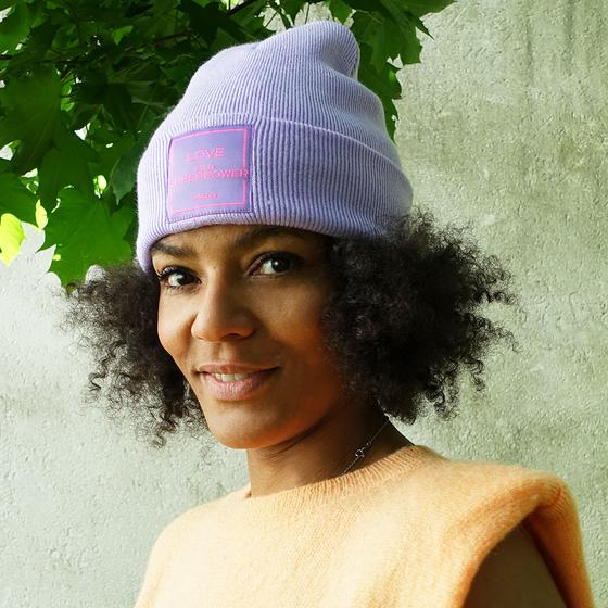 goldmarie Beanie Mütze LOVE IS MY SUPERPOWER lila Label - flieder