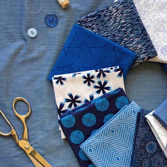 InkPerfect Baumwoll-Popeline mit grafischen Mustern in Blautönen – ideal als Innenstoff für Taschen und Geldbörsen bei Spreefee Bag Making Supplies.
