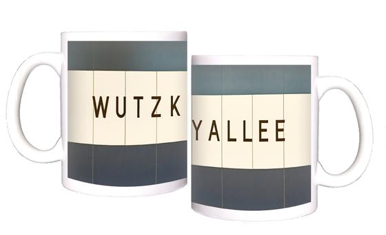 U-Bahn-Tasse Berlin - originalgetreue Stationsgestaltung, schwarze, schmale Schrift auf weißem Schild, vor blau-schwarzem Hintergrund