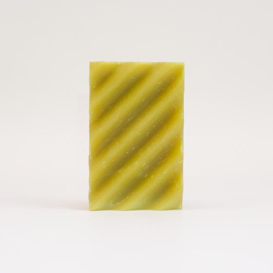 Rechteckige Seife mit Wellenmuster, grün und Verpackung
