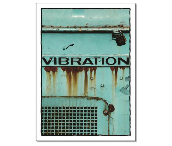 Klassische Postkarte - Auf einer hellen Metallwand steht das Wort "Vibration" geschrieben.