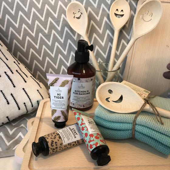 Holzlöffel mit lachendem Gesicht und Tränen