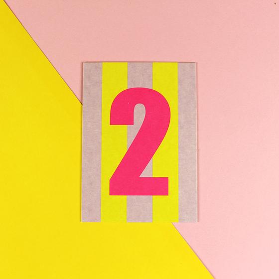 ava&yves Postkarte - Zahl 2 Flieder Gelb