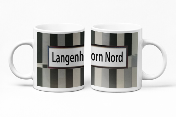 U-Bahn Hamburg - Langenhorn Nord - schwarze Schrift auf weißem Schild auf grau-weiß-schwarzem Fliesenmuster - Tassen links und rechts