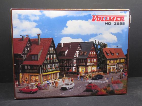 Vollmer 3698 Häuser Bausatz Dorfstraße 3 Häuser Spur H0 OVP