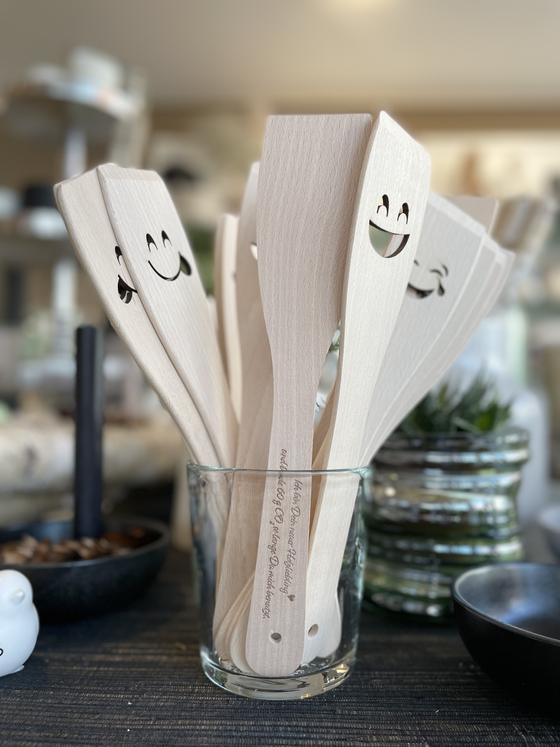 Pfannenwender Holz mit Gesicht HERZAUGEN