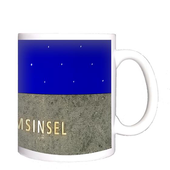 U-Bahn-Tasse Berlin Museumsinsel - Linie U5 in der originalgetreuen Stations-Gestaltung: grauer Granit mit gueldenen Buchstaben und einer blauen Decke mit symbolischem Sternenhimmel