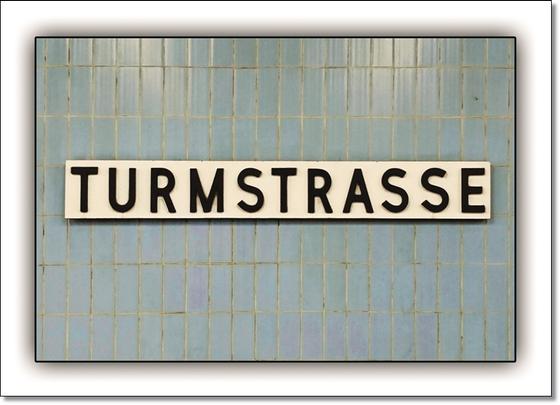 U-Bahnhof Turmstrasse U-Bahn Souvenir Postkarte Berlin- weißes Schild mit schwarzer, schlichter Schrift auf graublauen Fliesen