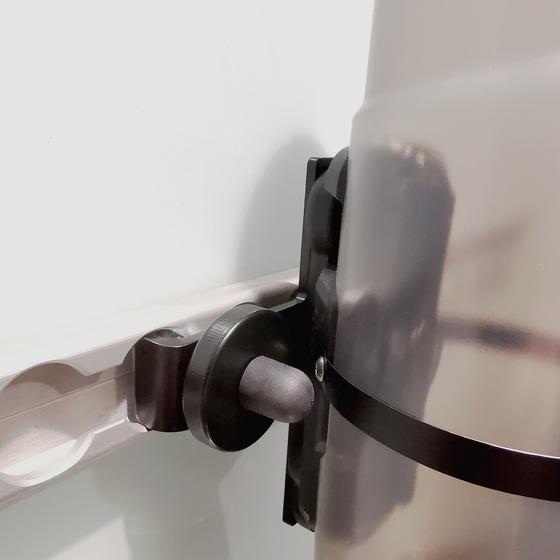 Getraenkeflaschenhalter_Twist_Fidlock_schwarz_airlineschiene_fitting_waagerecht_neu2