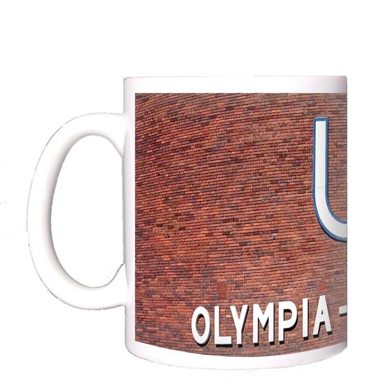 U-Bahnhof Olympia-Stadion Kaffeetasse - weißer Schriftzug unter weißem "U" auf rot-brauner Backsteinwand