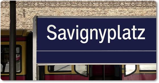 S-Bahnhof Savignyplatz - weiße Schrift auf blauem Schild im Hintergrund S-Bahn