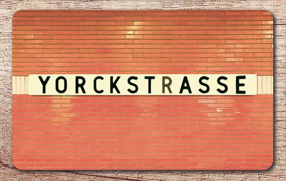 U-Bahnhof Yorckstrasse - schwarze Schrift auf weißem Streifen vor orangem Fliesenhintergrund