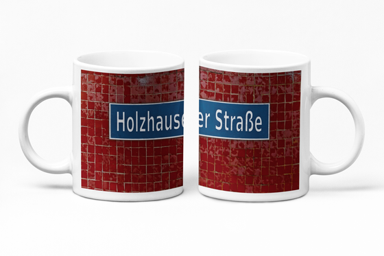 U-Bahnhof Holzhauser Straße - Weiße Schrift auf blauem Schild mit weißer Umrandung auf dunkelroten Fliesen - Ansicht links und rechts