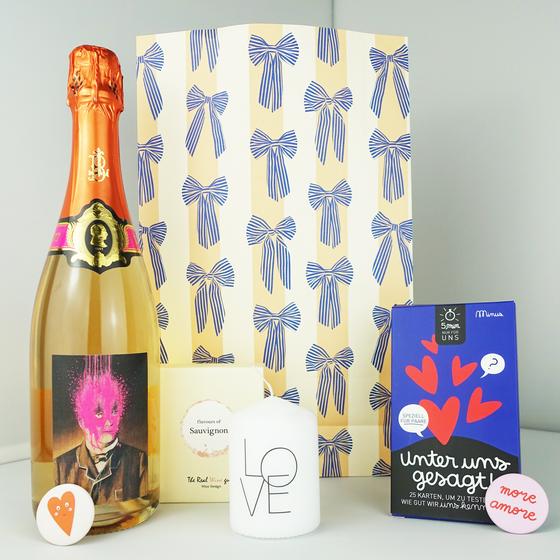 goldmarie Geschenktasche JUBILÄUM/HOCHZEIT - Crémant de Loire ROSÉ - Kerze - Vinoos Weingummis - Paarspiel & Co.