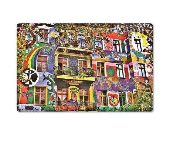 Foto einer Berliner farbenfrohen Hausfassade in Friedrichshain. 