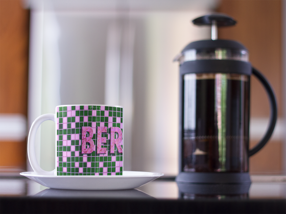 Berlin Schriftzug Kaffetasse pinke Schrift  auf grün rosa Kacheln