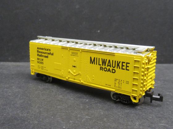 Atlas 3316 Milwaukee Road Milw 9085 40' Plug Door Boxcar gelb Spur N