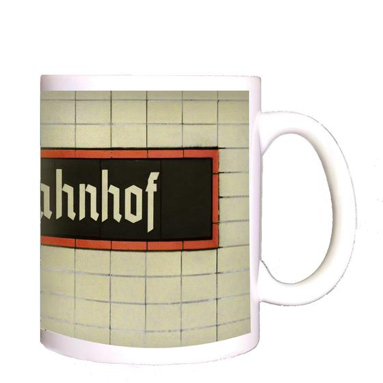 S-Bahn-Tasse Berlin Nordbahnhof Linie S1 in der originalgetreuen Stations-Gestaltung mit beigen Fliesen, schwarzem, rot umrandeten Schild mit beiger Fraktur-Schrift