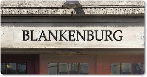 S-Bahnhof Blankenburg Kühlschrankmagnet schwarze Schrift über Türeingang des S-Bahnhofs