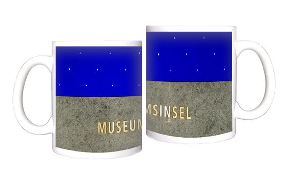 U-Bahn-Tasse Berlin Museumsinsel - Linie U5 in der originalgetreuen Stations-Gestaltung: grauer Granit mit gueldenen Buchstaben und einer blauen Decke mit symbolischem Sternenhimmel