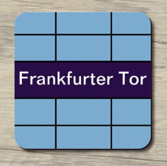 U-Bahnhof Frankfurter Tor - weiße Schrift auf dunkelblauem Schild auf hellblauen Fliesen