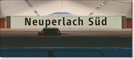 U-Bahnhof Neuperlach Süd Kaffeetasse - schwarze Schrift auf weißem Schild, in U-Bahnhof mit spitz zulaufender Decke