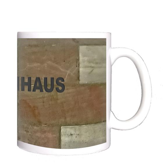 U-Bahn-Tasse Nuernberg Opernhaus der Linien U2 und U3 in der originalgetreuen Stations-Gestaltung mit dunkle Buchstaben auf altrosa marmorisierter Rückwand in Patchwork