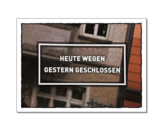 Klassische Postkarte - Vergangenheitsbewaeltigung. Postkarte zeigt die Aufschrift Heute wegen gestern geschlossen. Im Hintergrund ist eine Haeuserwand zu erkennen. 